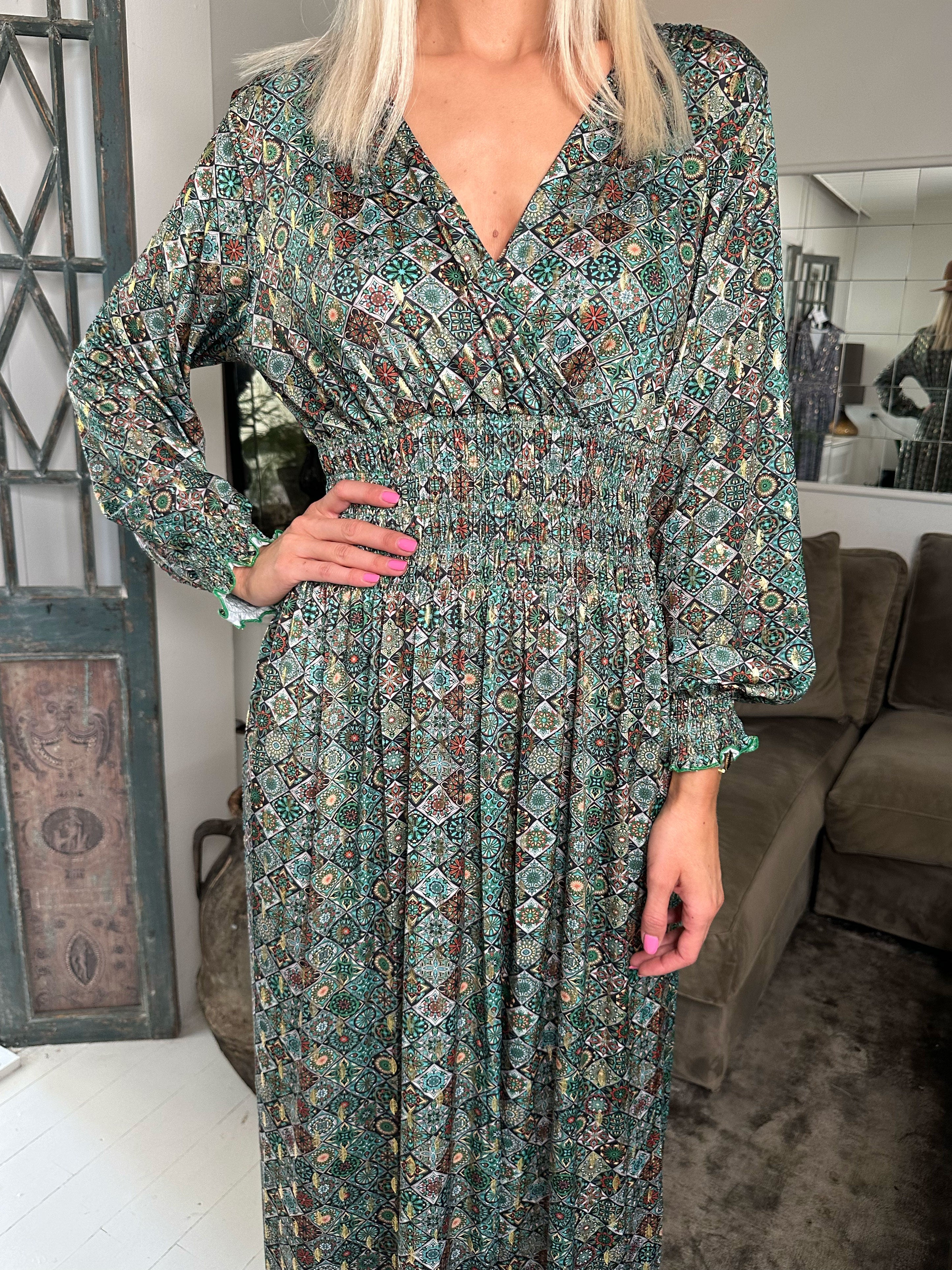 Pams Mosaic L/S - Lång elastisk klänning i skrynkelfritt tyg med långa ärmar